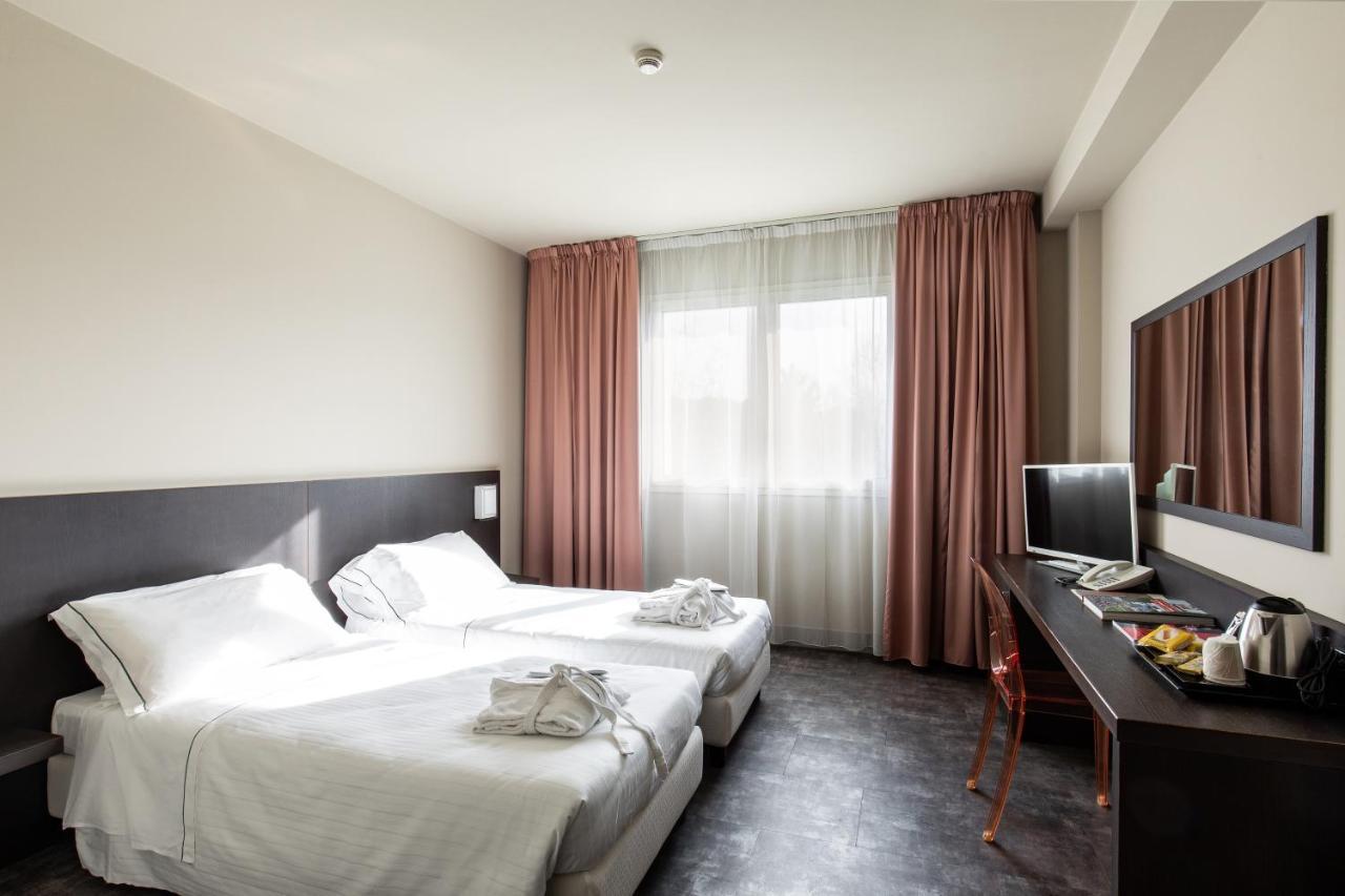 Anusca Palace Hotel คาสเทลซานเปียโตรแตร์เม ภายนอก รูปภาพ