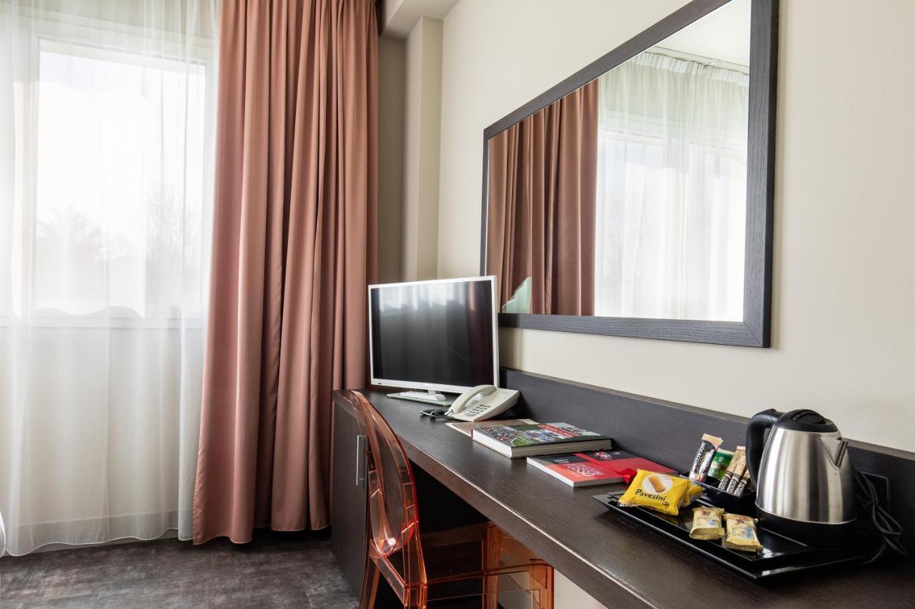 Anusca Palace Hotel คาสเทลซานเปียโตรแตร์เม ภายนอก รูปภาพ