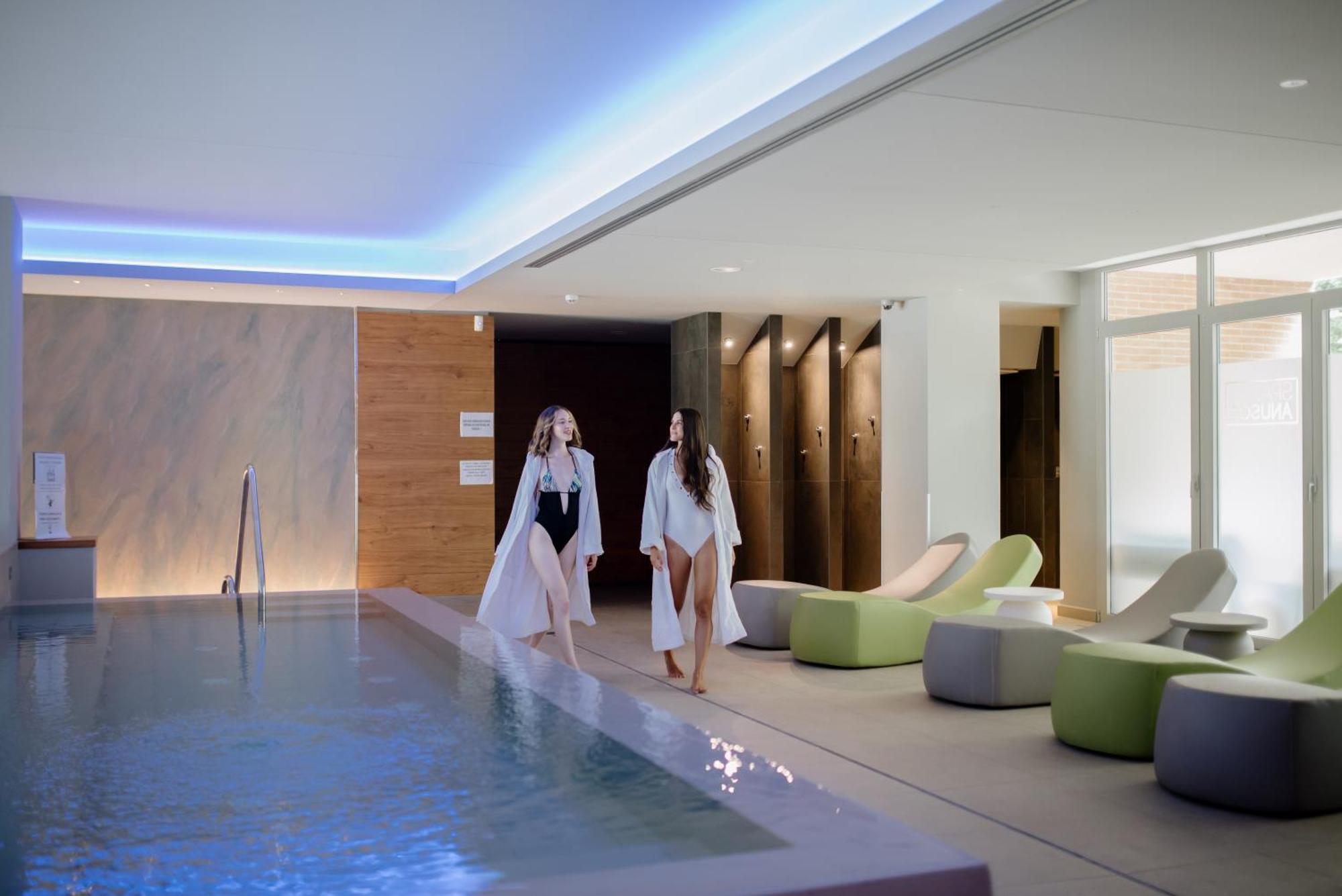 Anusca Palace Hotel คาสเทลซานเปียโตรแตร์เม ภายนอก รูปภาพ