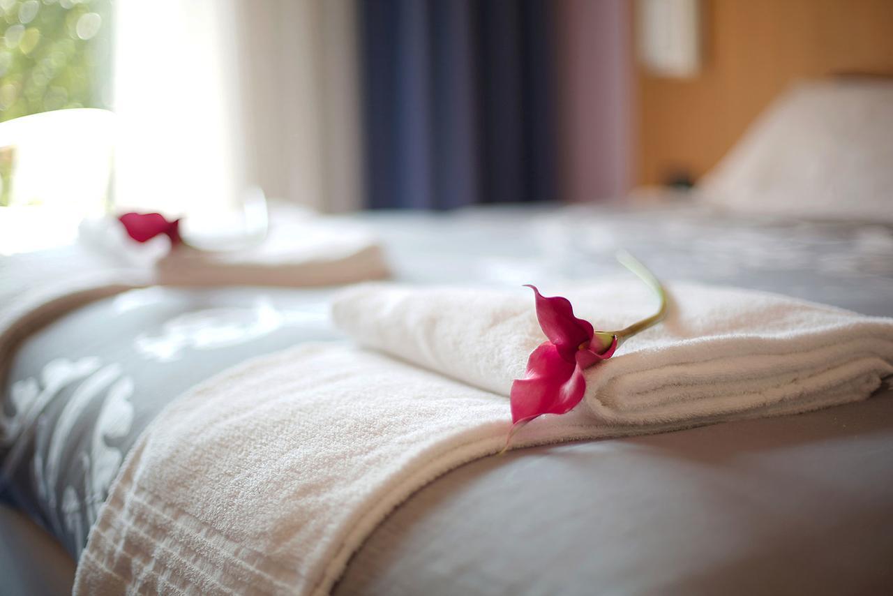 Anusca Palace Hotel คาสเทลซานเปียโตรแตร์เม ภายนอก รูปภาพ